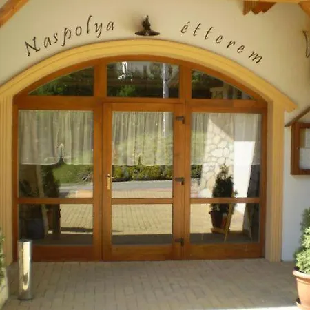 Naspolya Panzio Es Etterem * Bátaapáti