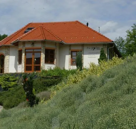 Bed & Breakfast Naspolya Panzio Es Etterem