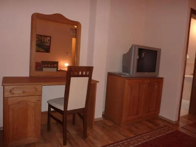 Naspolya Panzio Es Etterem