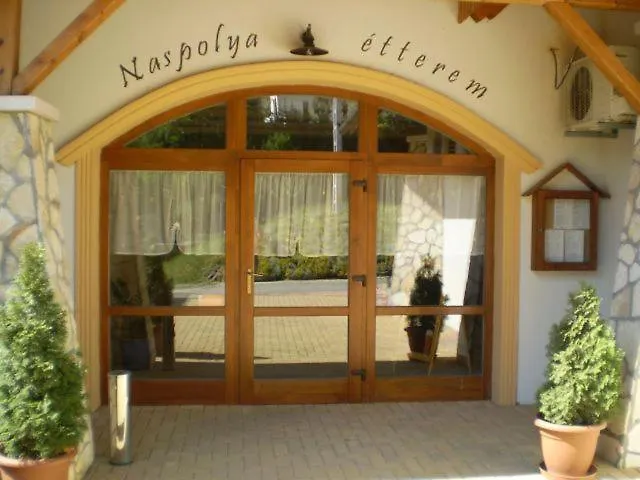 Naspolya Panzio Es Etterem * Bátaapáti
