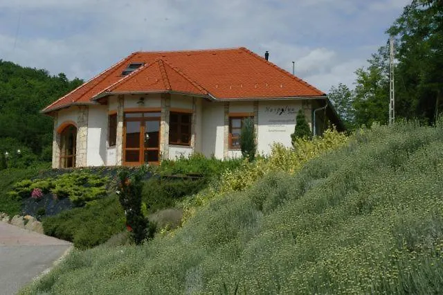 B&B Naspolya Panzio Es Etterem